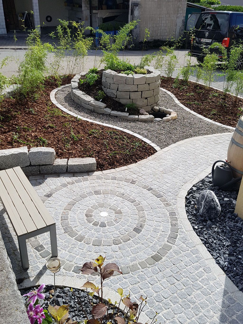 Sitzplatz und Gewürzschnecke Sandstein - Hadorn Gartenbau
