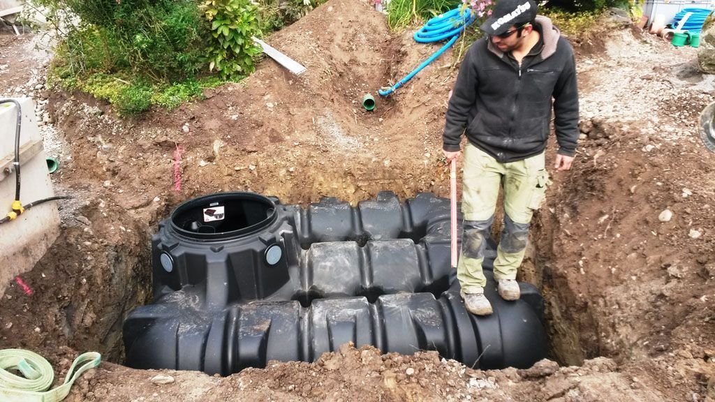 Regenwassertank ausrichten - Hadorn Gartenbau