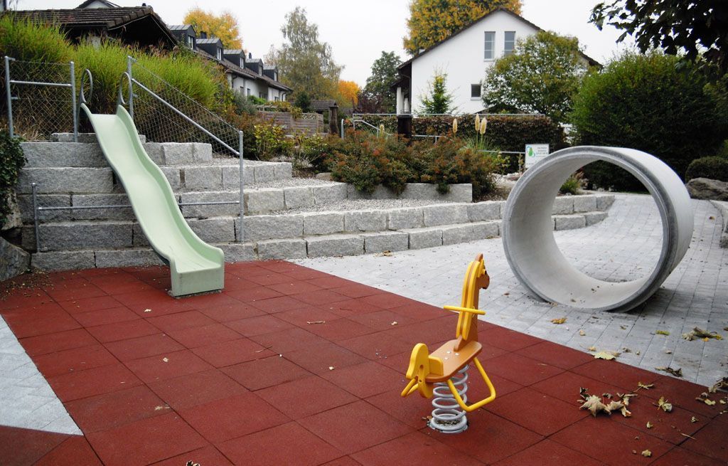 Rutschbahn mit Fallschutzplatten - Hadorn Gartenbau
