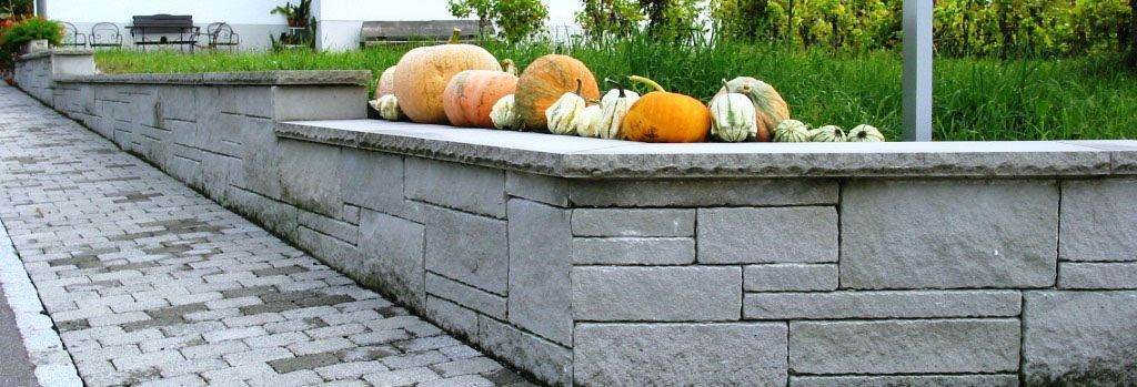 Sandsteinmauer bosiert mit Abdeckplatte - Hadorn Gartenbau