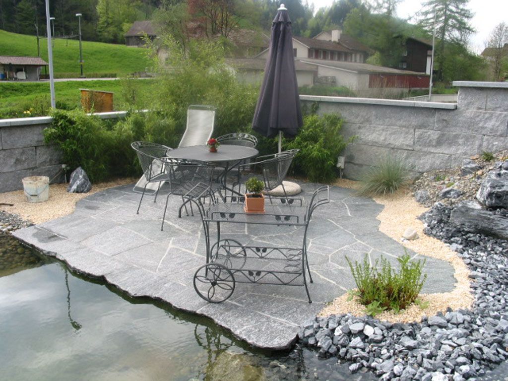 Sitzplatz am Teich mit Bachlauf - Hadorn Gartenbau