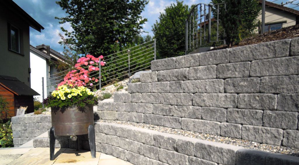 Betonmauersteine abgestuft - Hadorn Gartenbau