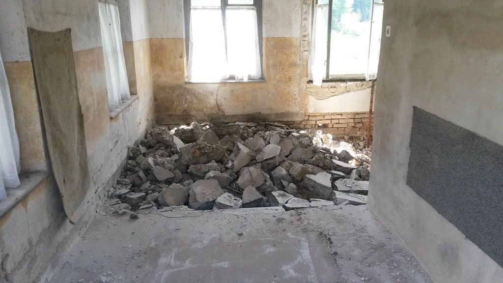 Betonplatte spitzen mit Kleinbagger - Hadorn Gartenbau