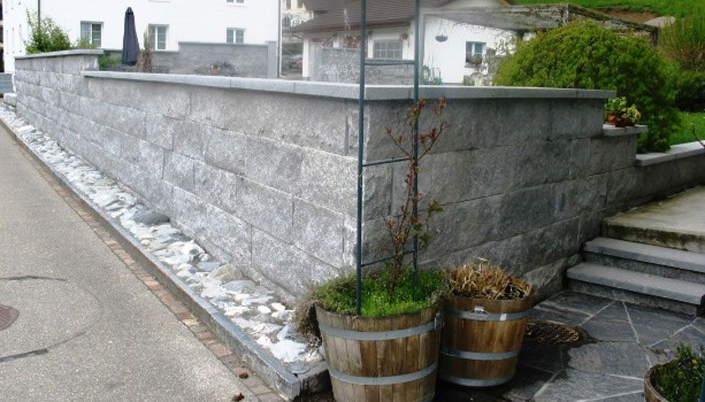 Natursteinmauer mit gesägten Steinen - Hadorn Gartenbau