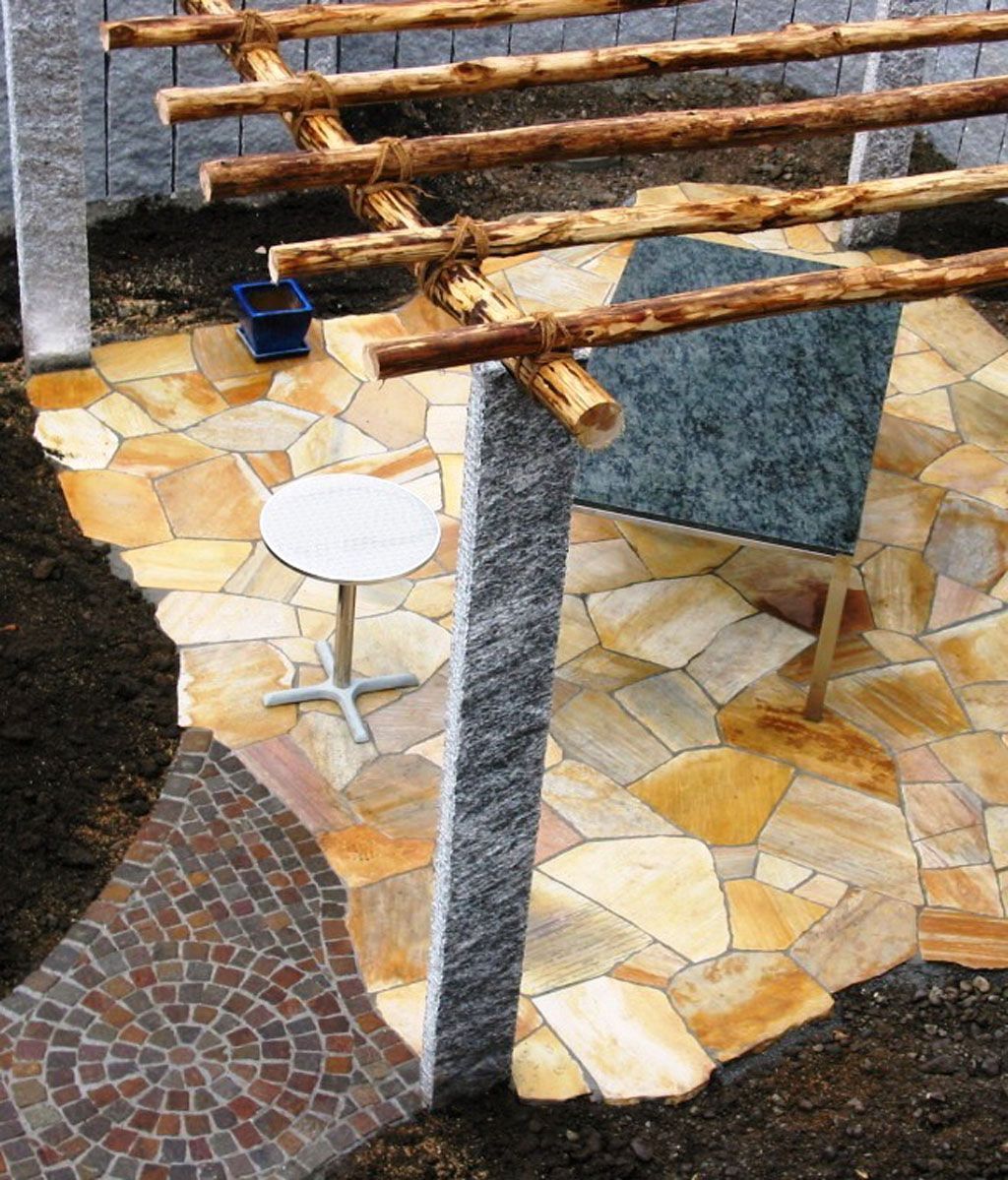 Natursteinplatten vormwild mit Pergola - Hadorn Gartenbau