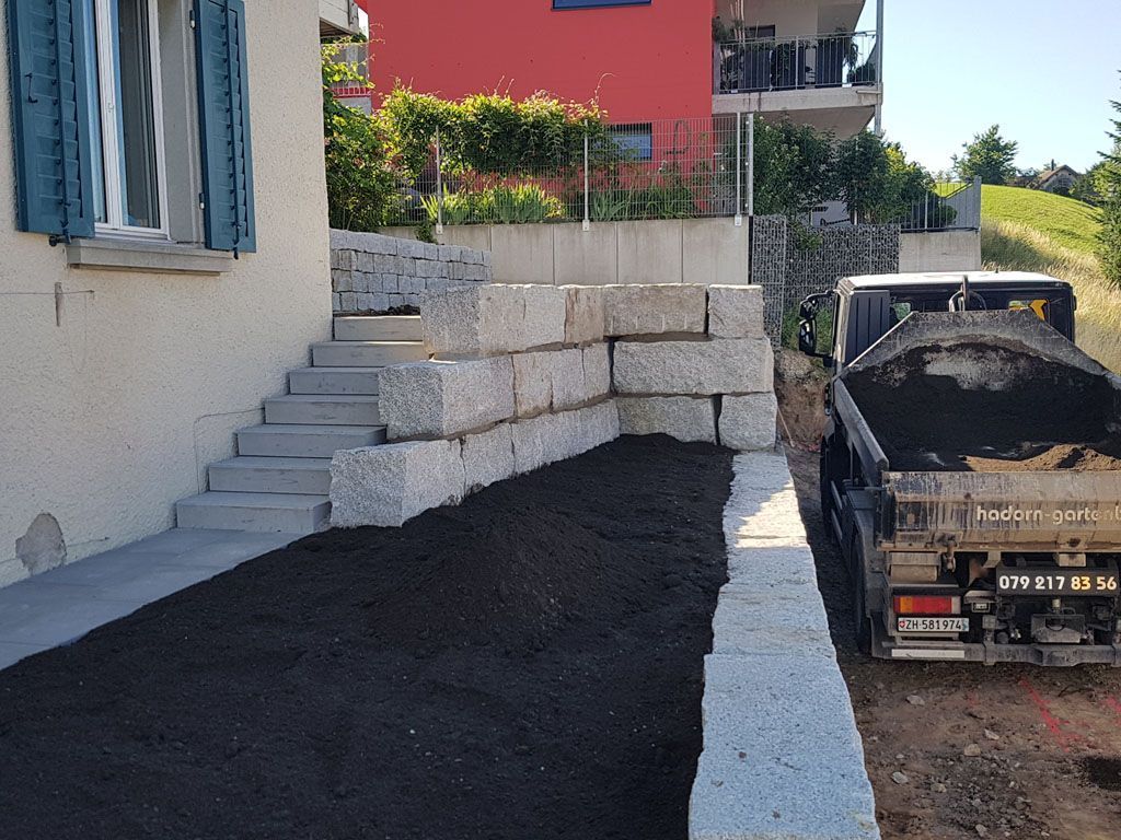 Mauer mit Treppenaufgang - Hadorn Gartenbau