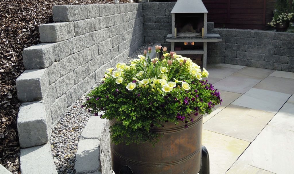 Runde Betonmauersteinmauer - Hadorn Gartenbau