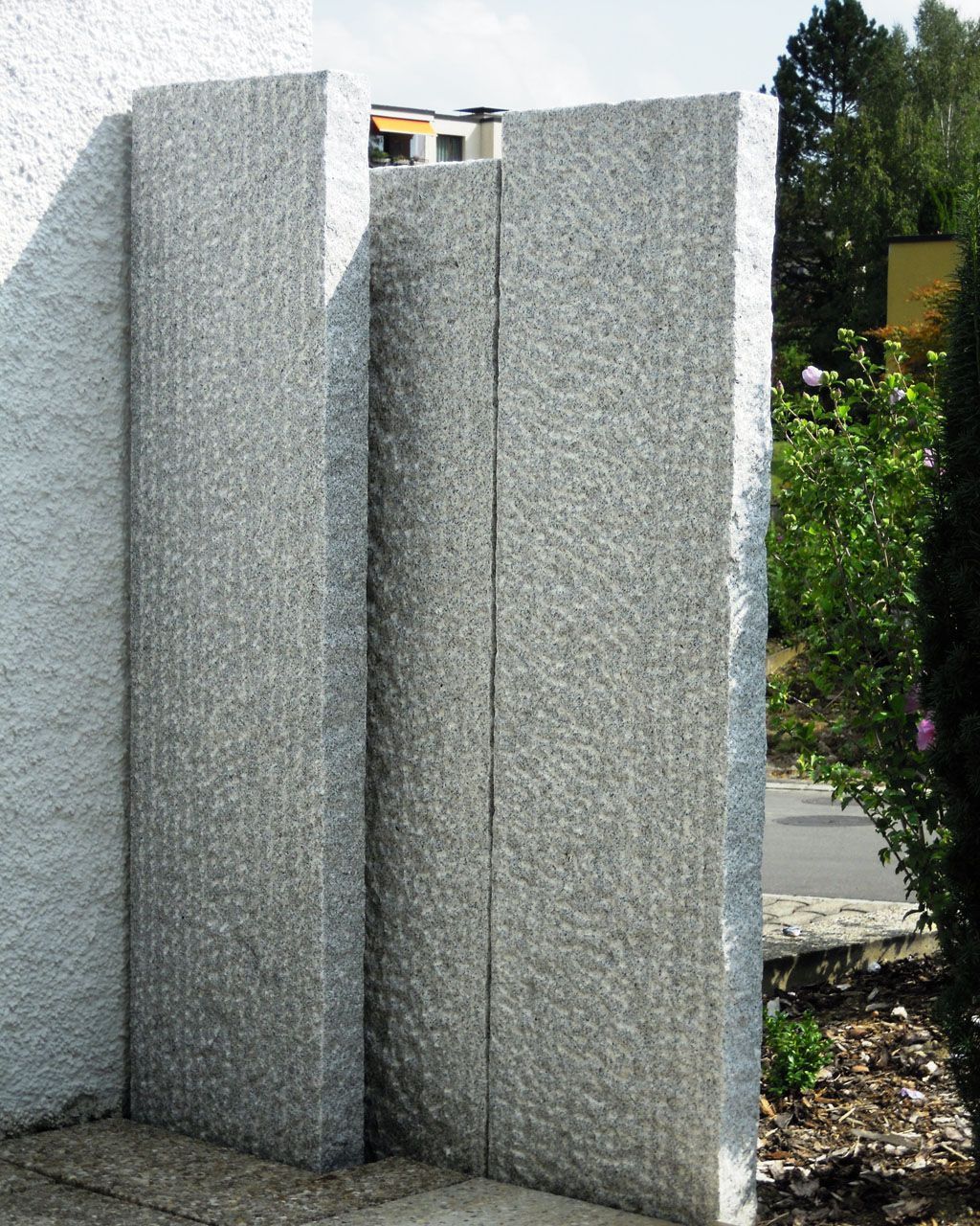 Sichtschutzplatten Granit hell gespitzt - Hadorn Gartenbau