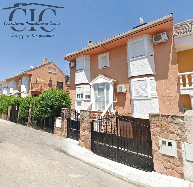 Un logotipo de CIC está en el costado de un edificio.