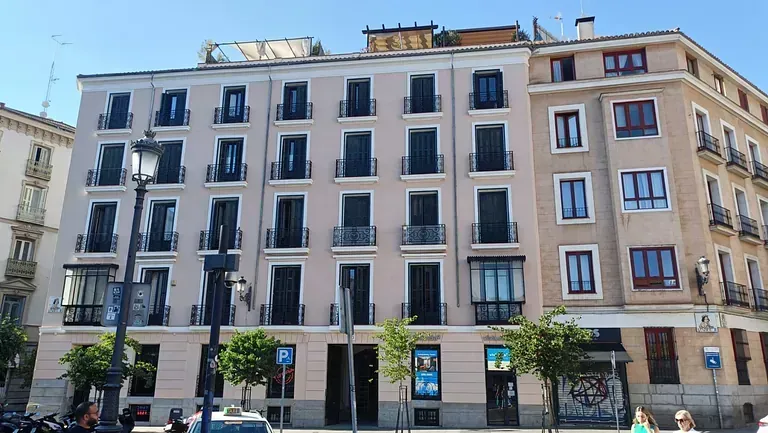 Un edificio grande con muchas ventanas y balcones.