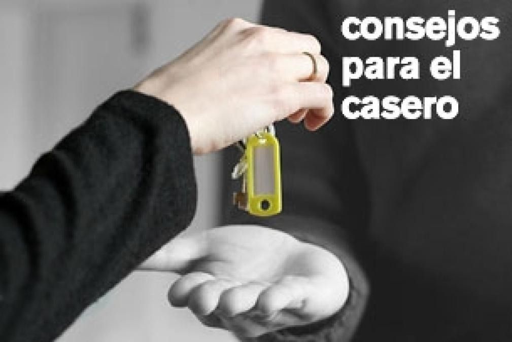 Una persona le entrega una llave a otra persona con consejos para el casero escrito en la parte inferior.