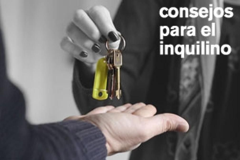 Una persona le está entregando un juego de llaves a otra persona.