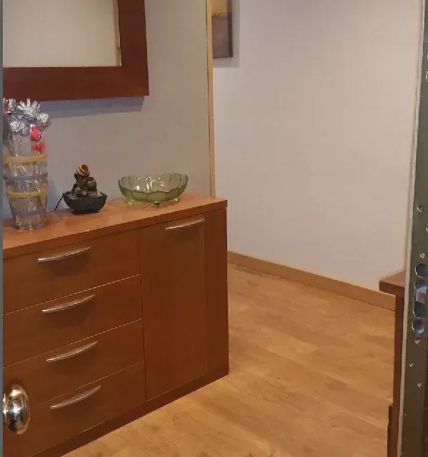 Una habitación con una cómoda y un cuenco encima.