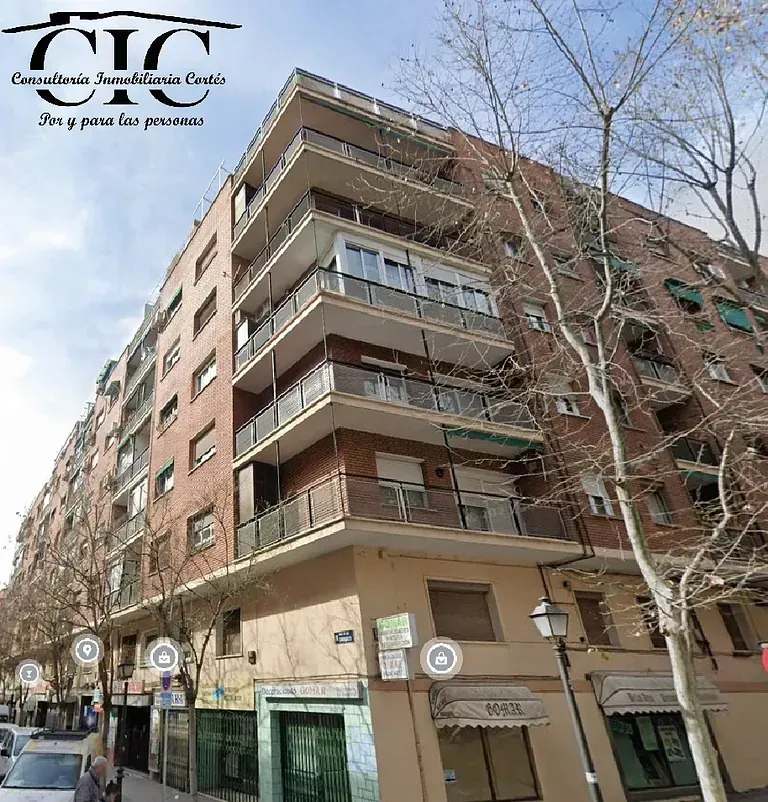 Un gran edificio con el logotipo de CIC.