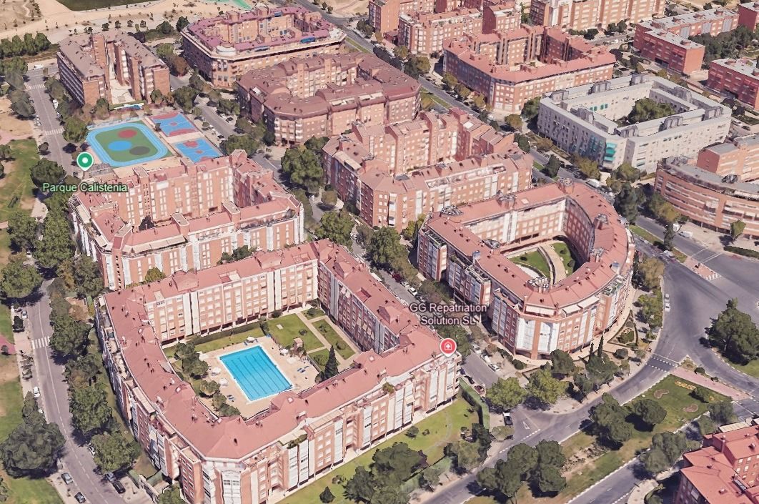 Una vista aérea de una ciudad con muchos edificios y árboles.