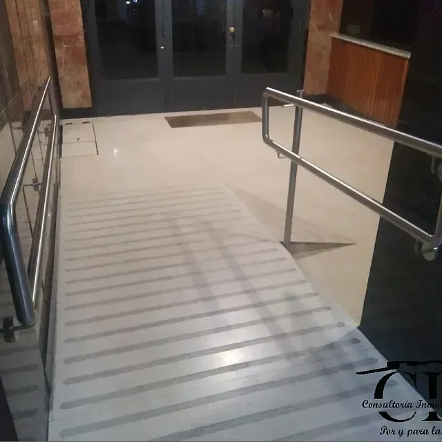 Una escalera con pasamanos y un cartel que dice consultoria
