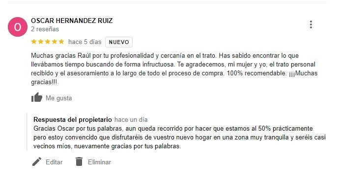 Una captura de pantalla de una reseña en un sitio web en español.