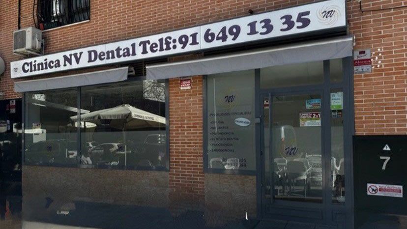 Fachada de la clínica dental NV con letrero que muestra el número de teléfono 91 649 13 35 y el número de edificio 7.