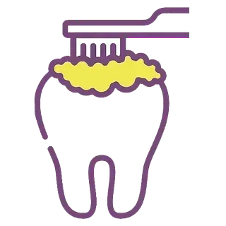 Diente siendo cepillado con un cepillo de dientes morado y espuma de pasta de dientes amarilla