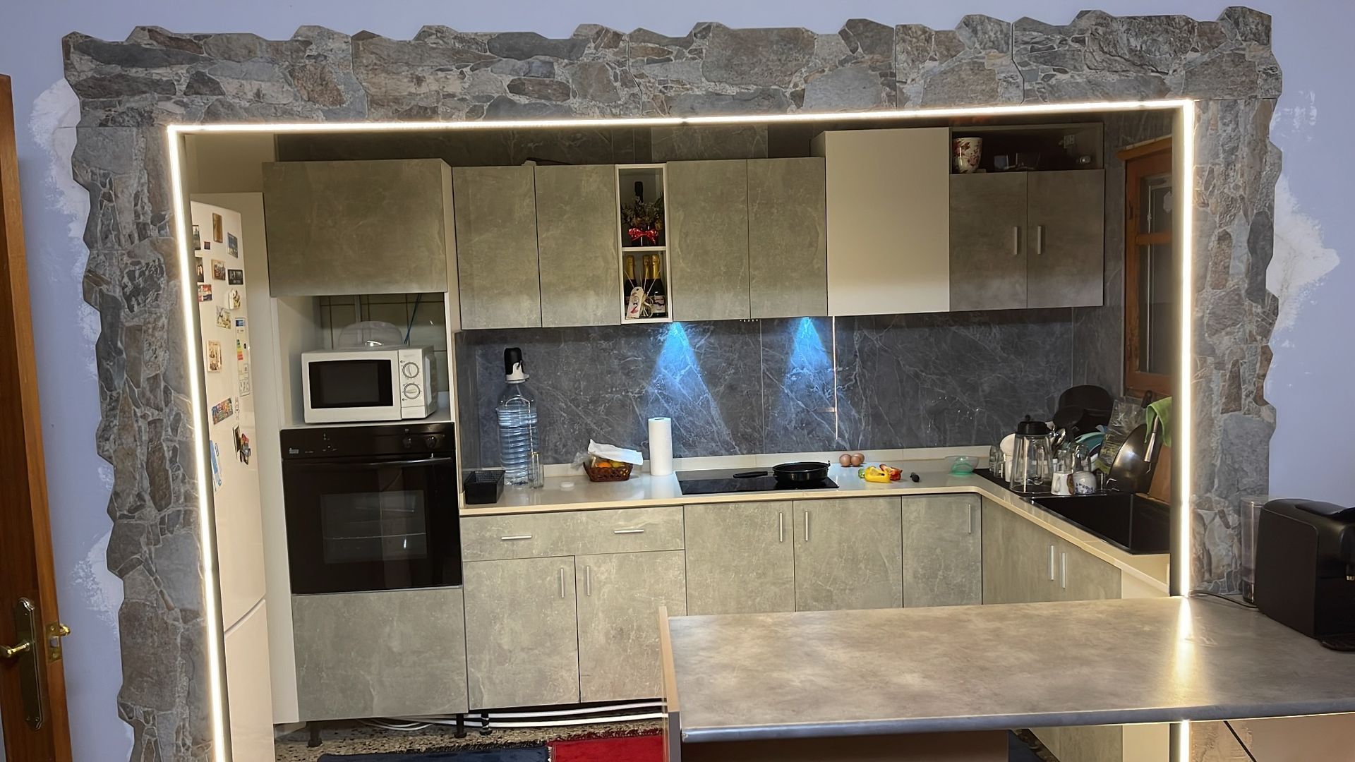 Una cocina con horno microondas y refrigerador.