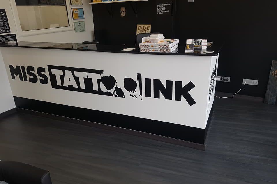 Un mostrador en blanco y negro con las palabras