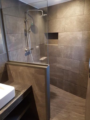 Un baño con ducha y lavabo.