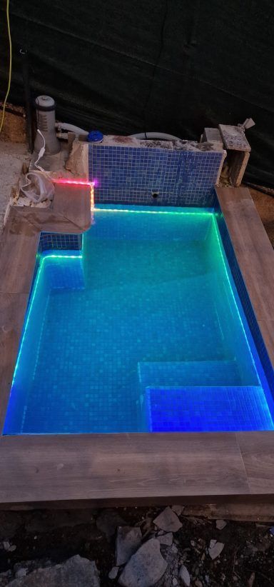 Se está construyendo una piscina con muchas luces.