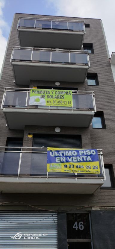 Un edificio con un cartel que dice ultimo piso en venta
