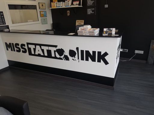 Un mostrador blanco y negro con las palabras