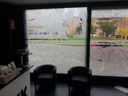 Una sala de espera con dos sillas y una ventana.