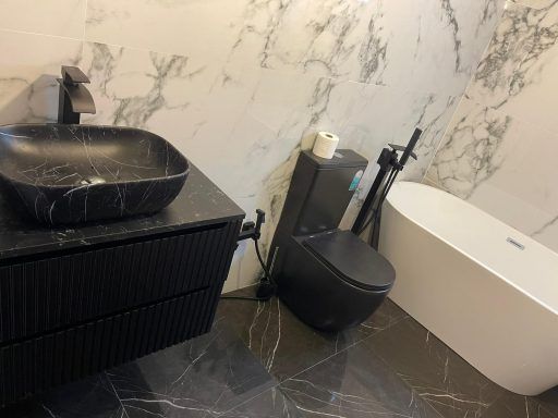 Un baño con lavabo, inodoro y bañera.