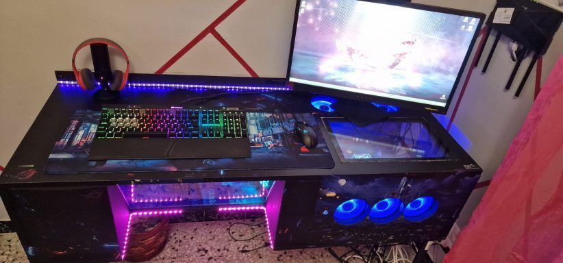 Un escritorio de computadora con un teclado, un mouse y un monitor.