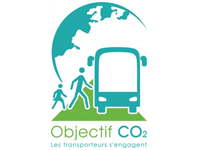 Logo : bus turquoise, personnes et globe terrestre sur fond d'herbe verte, « Objectif CO2 ».