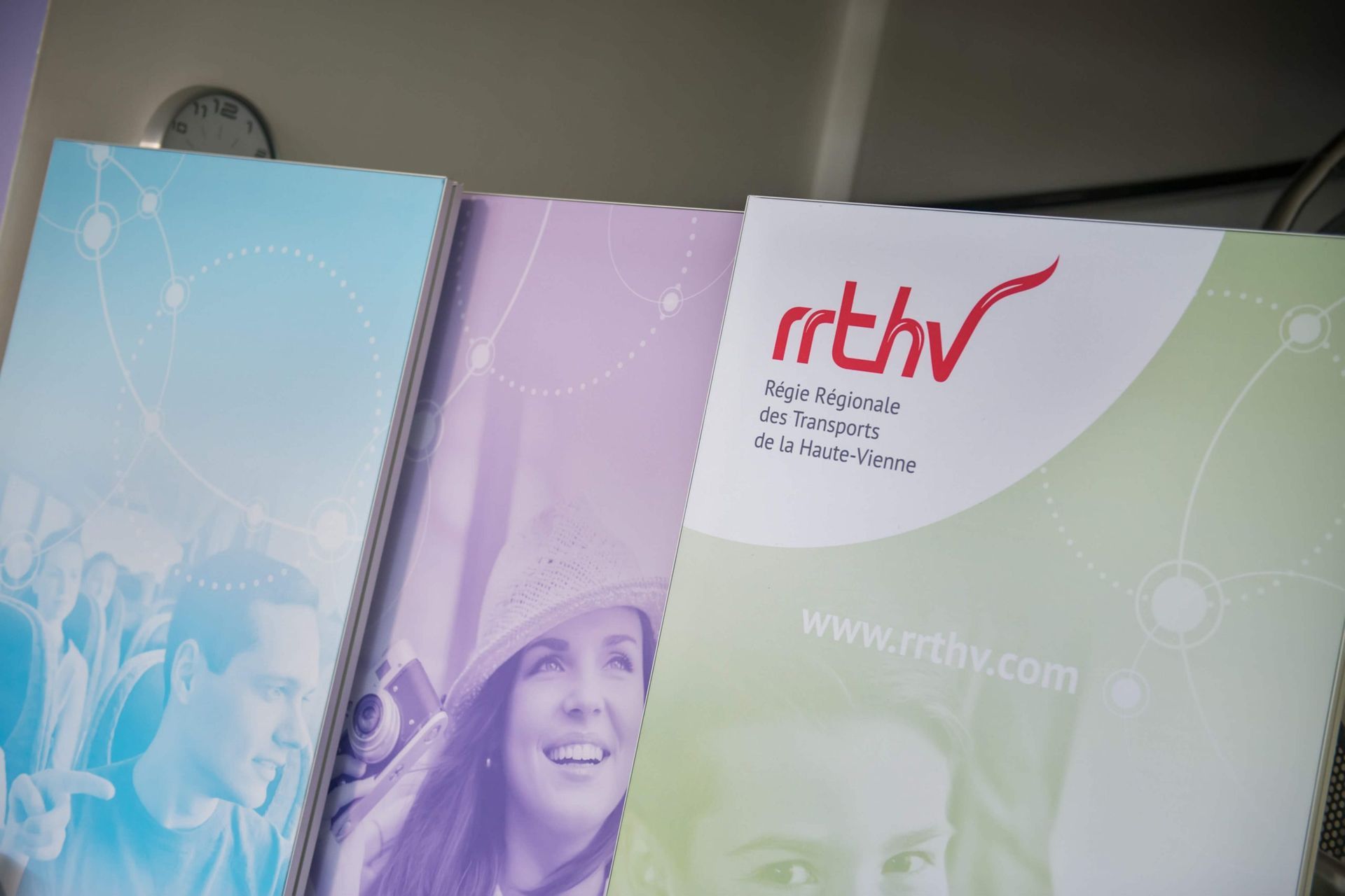 Trois brochures avec des fonds pastel et le logo rrtbv.