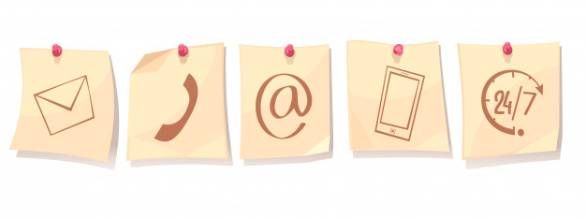 Contactez-nous : courriel, téléphone, symbole at, téléphone portable et icône 24h/24 et 7j/7 sur des notes autocollantes, épinglées sur une surface blanche.