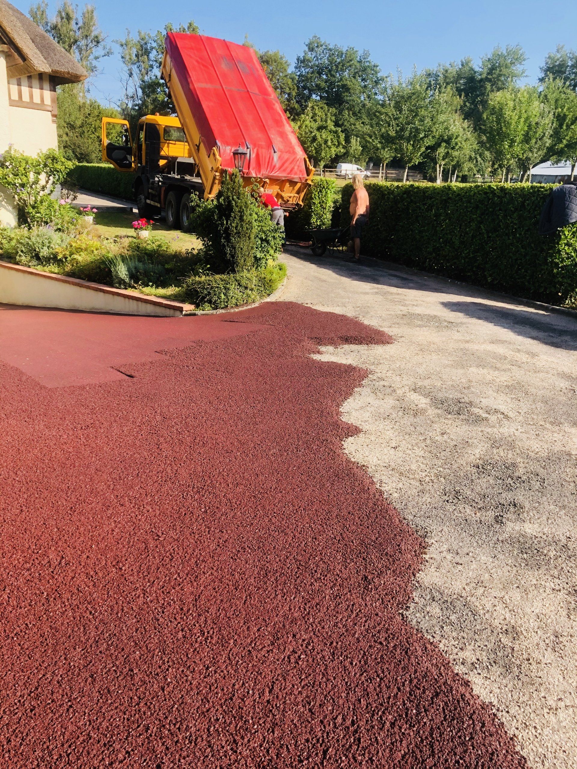 Pose d'un revêtement de sol en enrobé