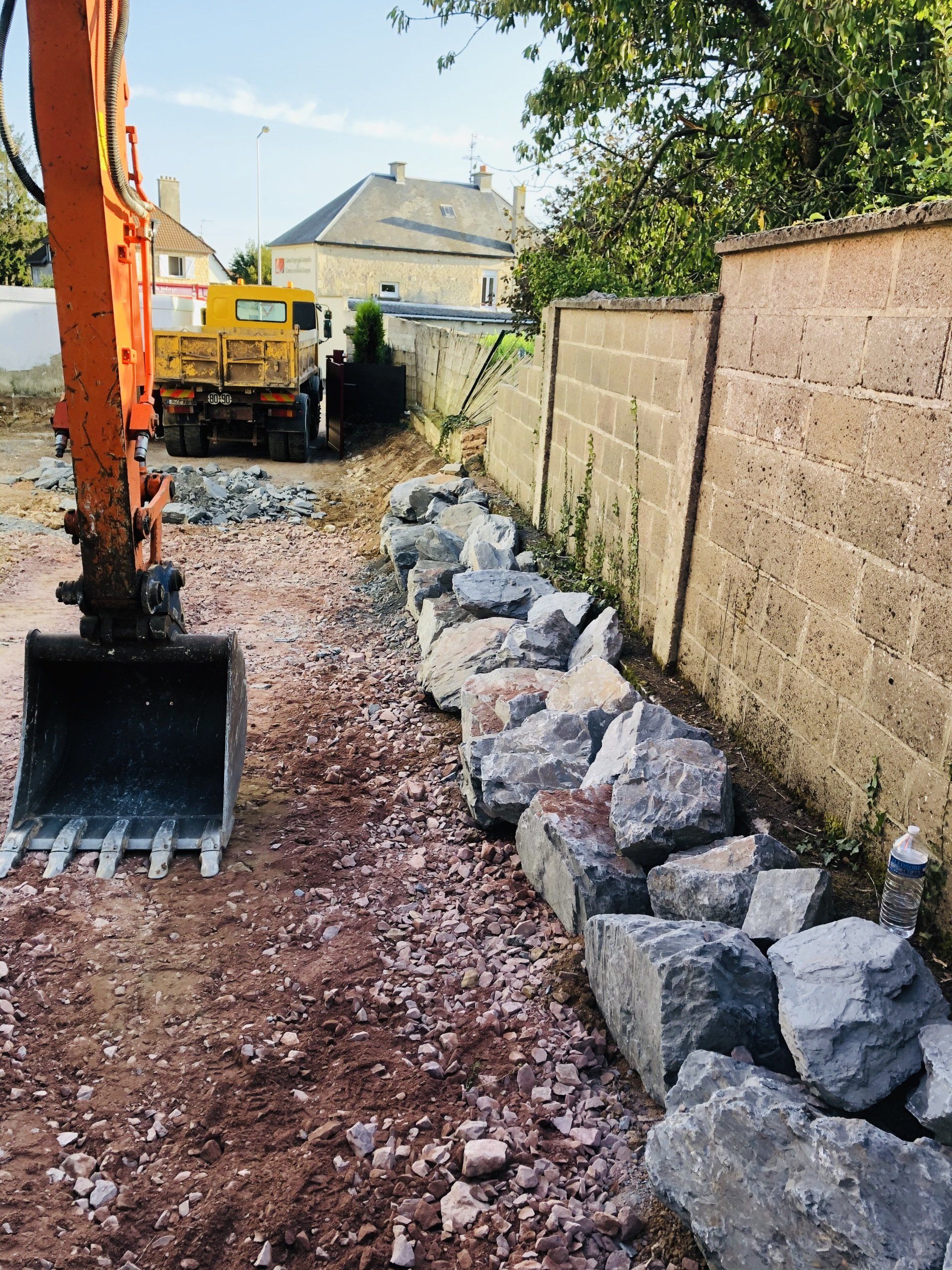 Création d'un enrochement paysager avec de la terre végétale