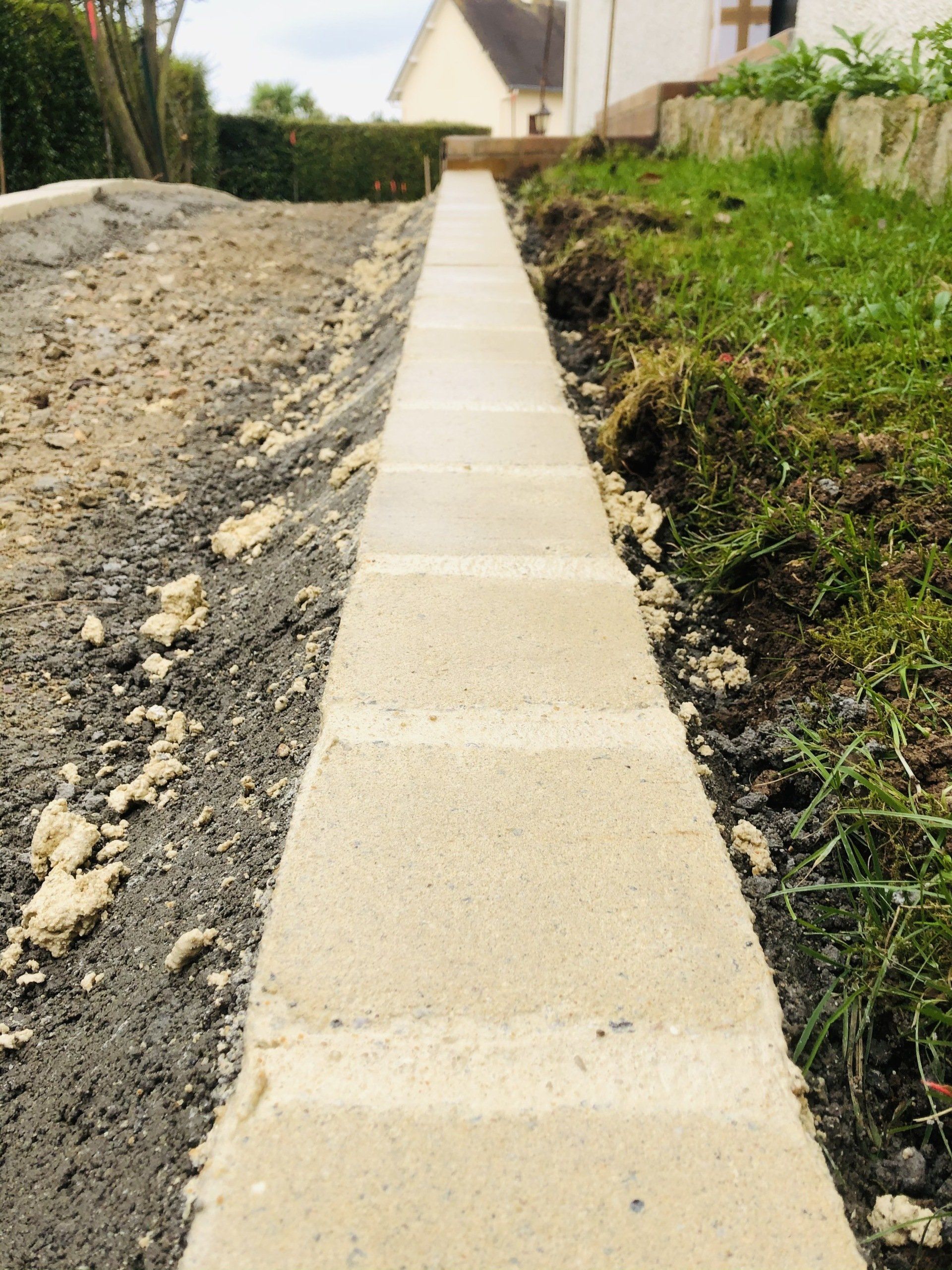 Pose de bordures de jardin en béton