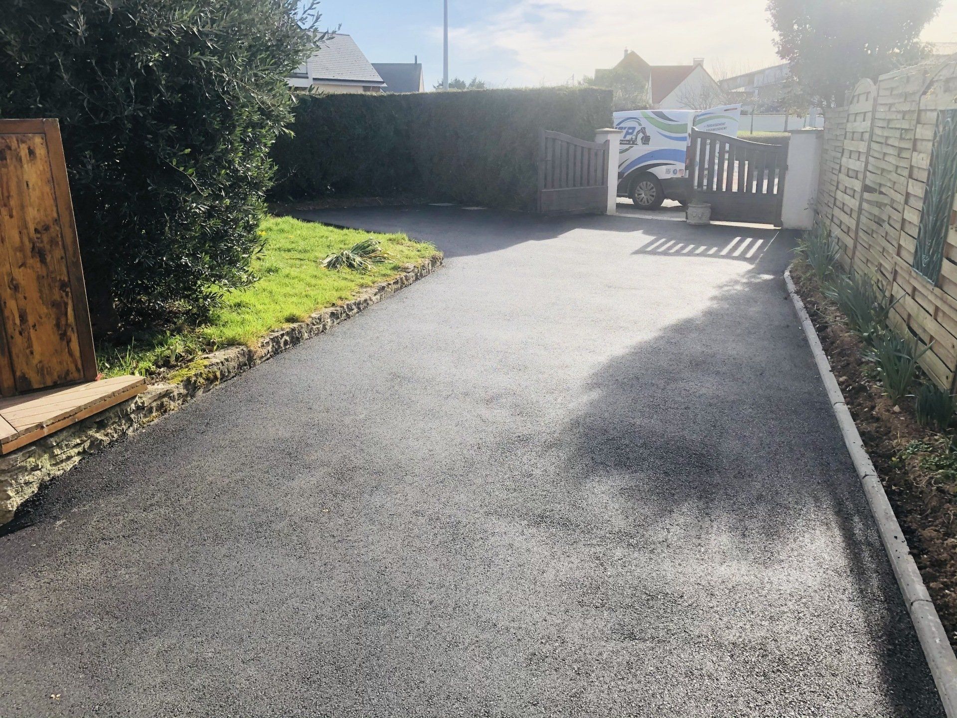 Pose d'un enrobé pour une voie carrossable