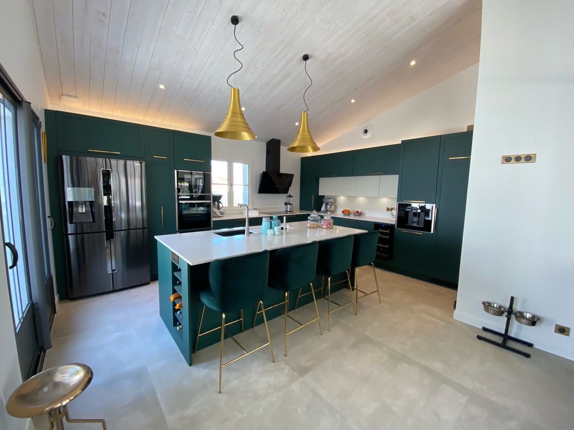 Plan large d'une cuisine design et moderne