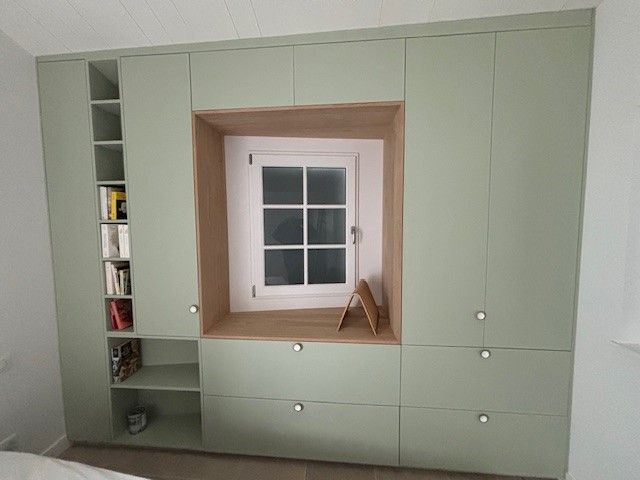 Meuble avec une fenêtre