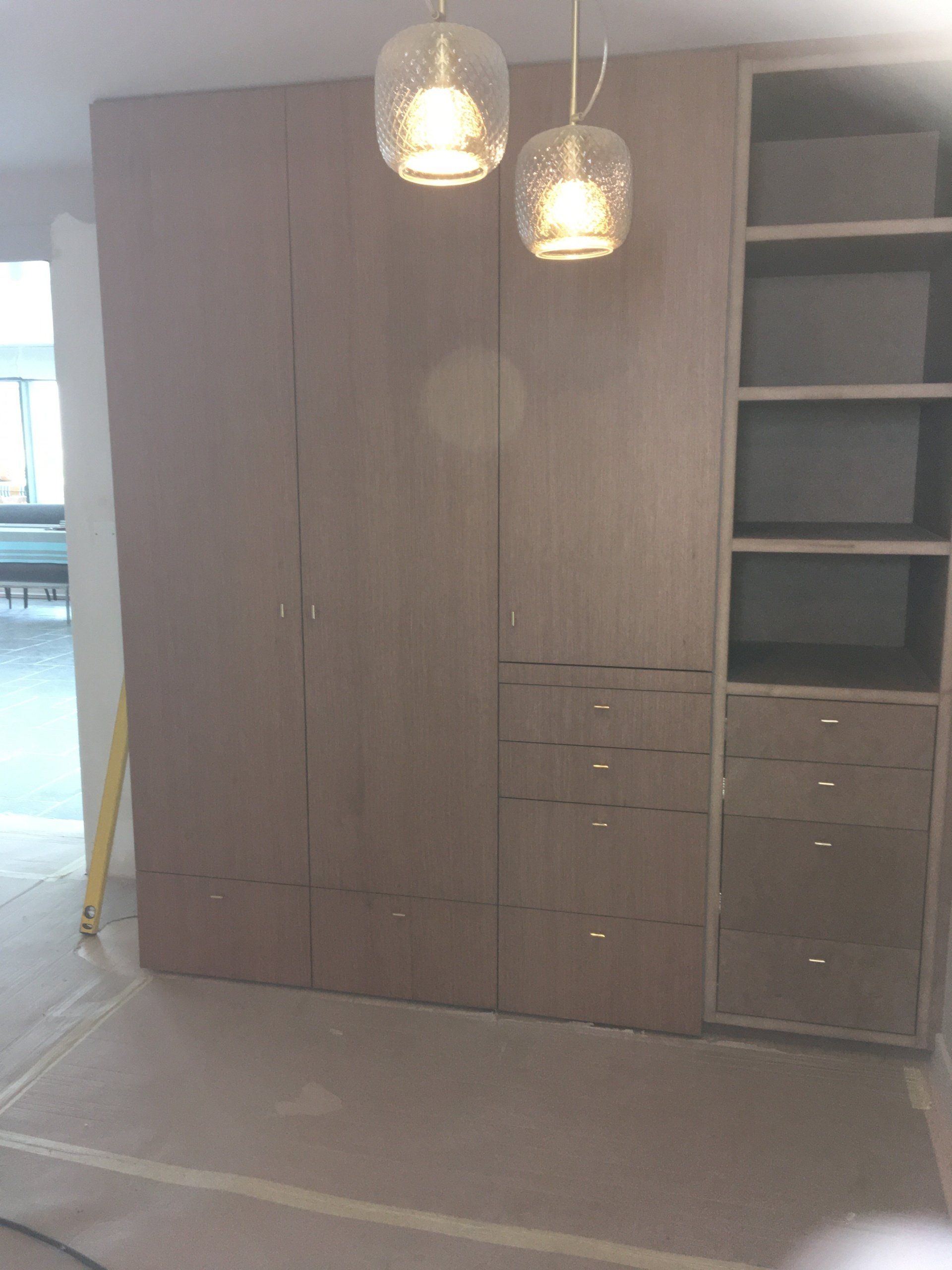 Grand et haut meuble blanc