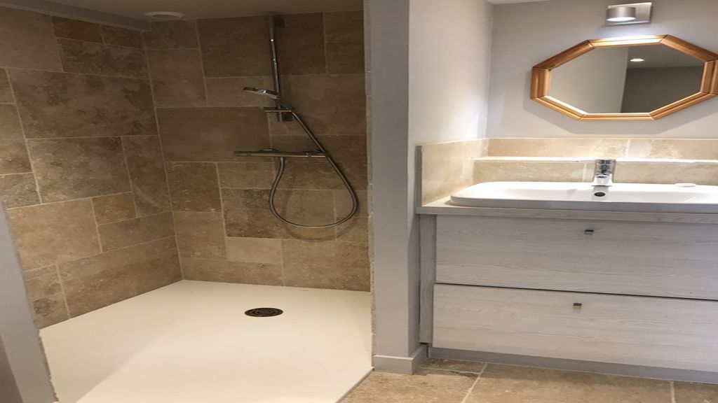 Salle de bains avec douche et lavabo