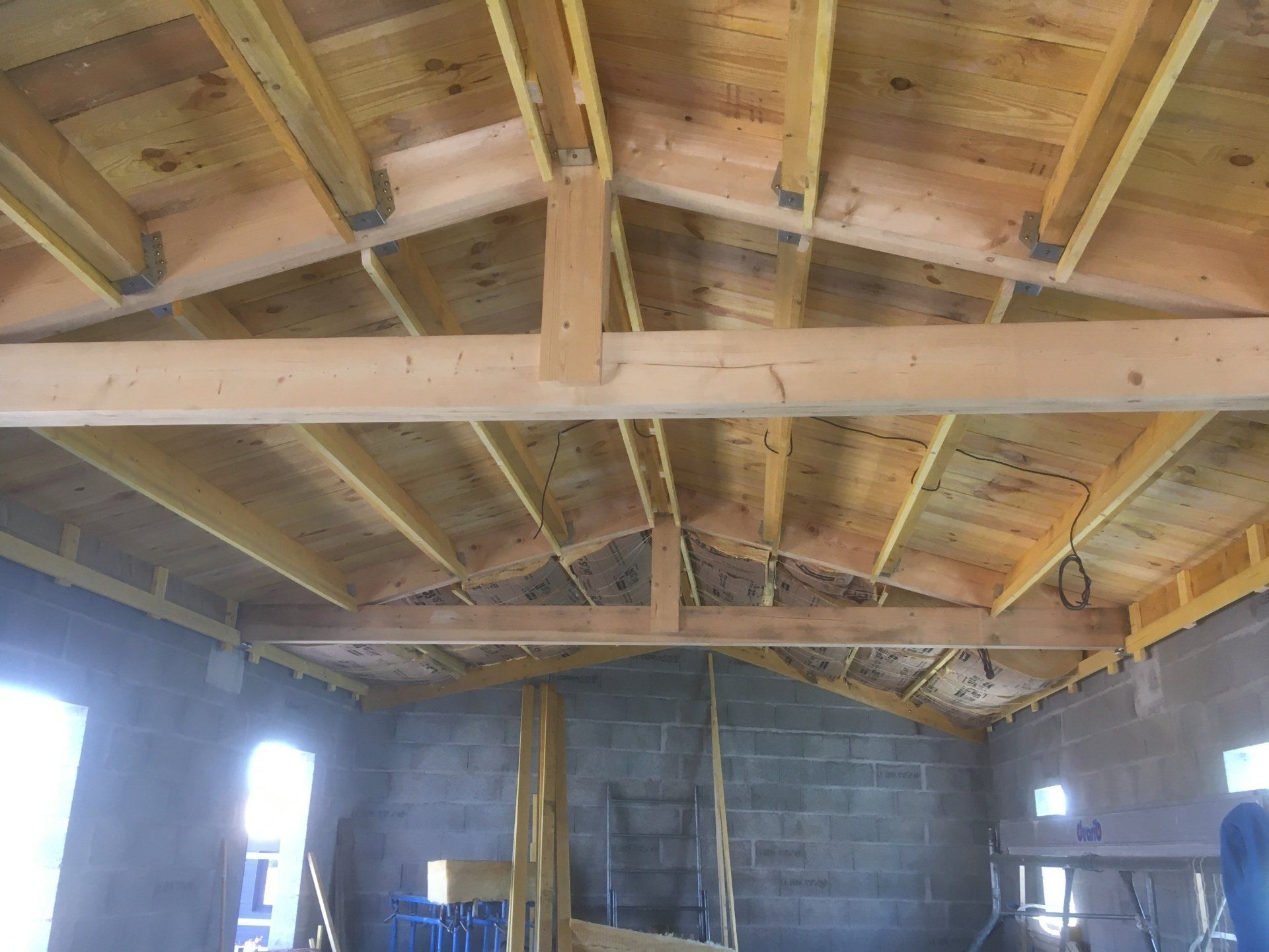 Charpente traditionnelle et mur