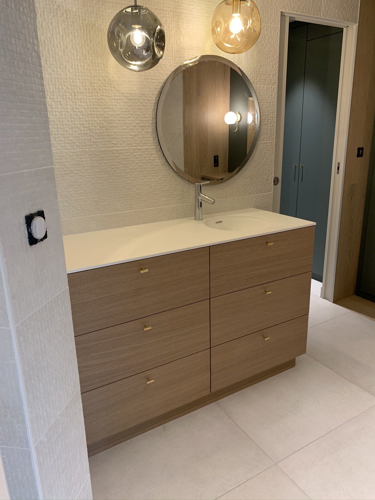 Meuble de salle de bains et miroir