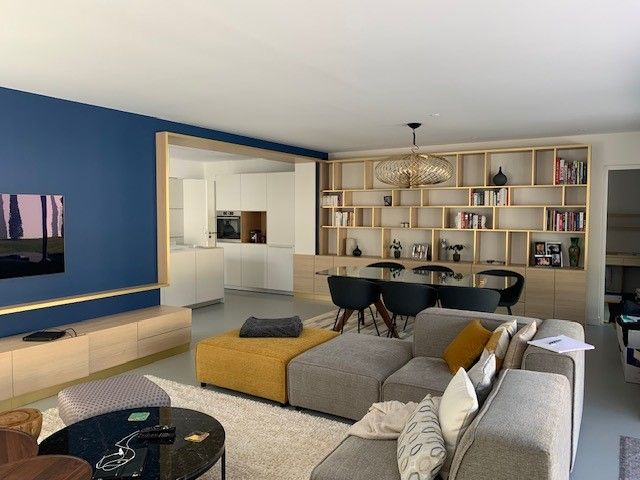 Bibliothèque en bois dans un salon