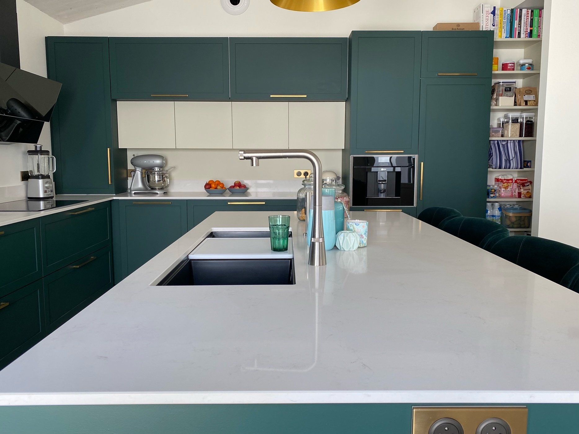 Plan du grand plan de travail d'une belle cuisine toute équipée