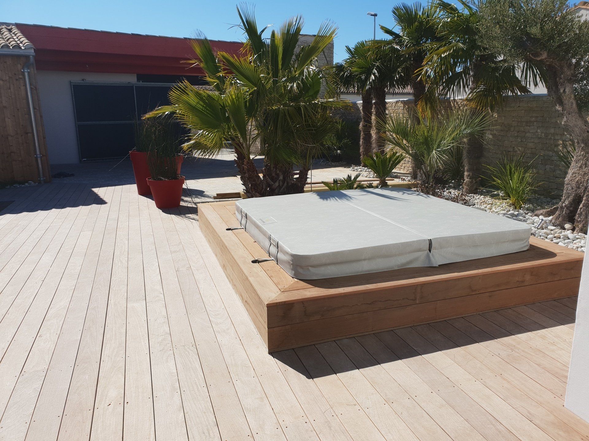 Terrasse en bois avec des palmiers en arrière-plan