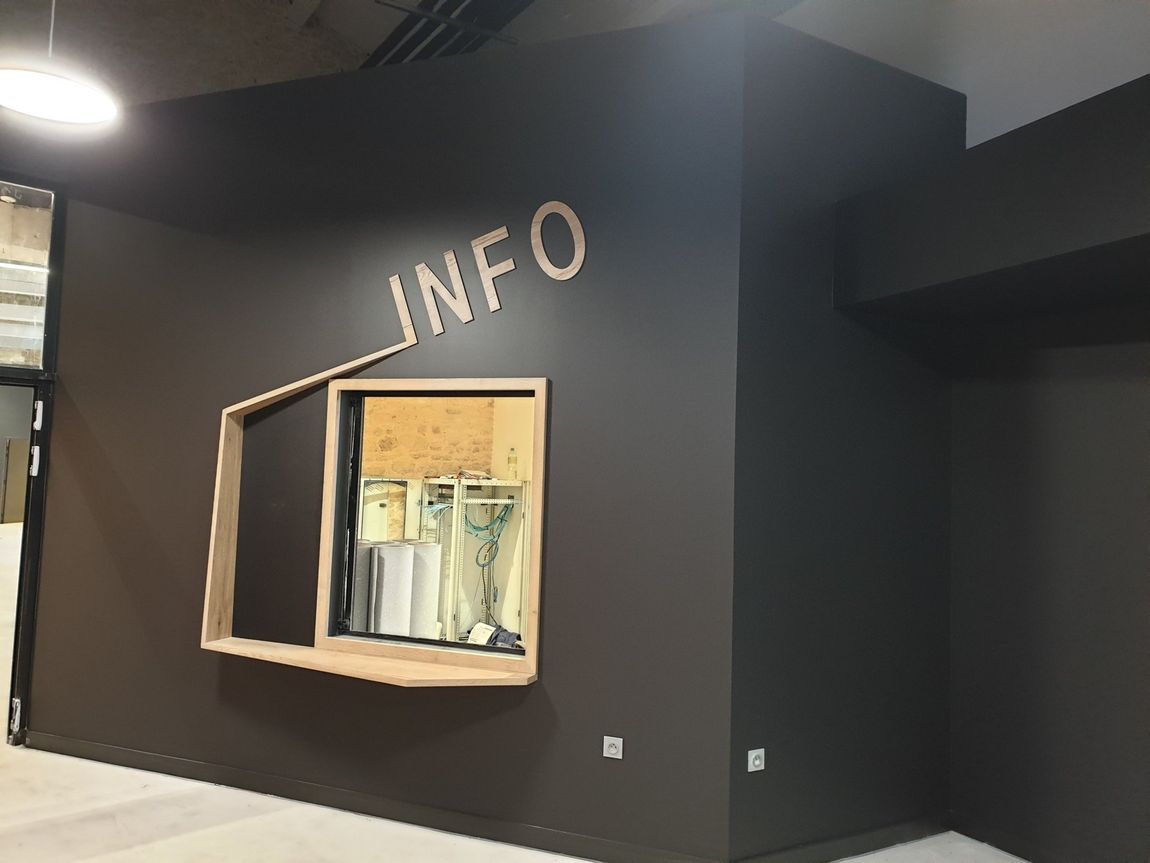 Kiosque d'informations en bois clair