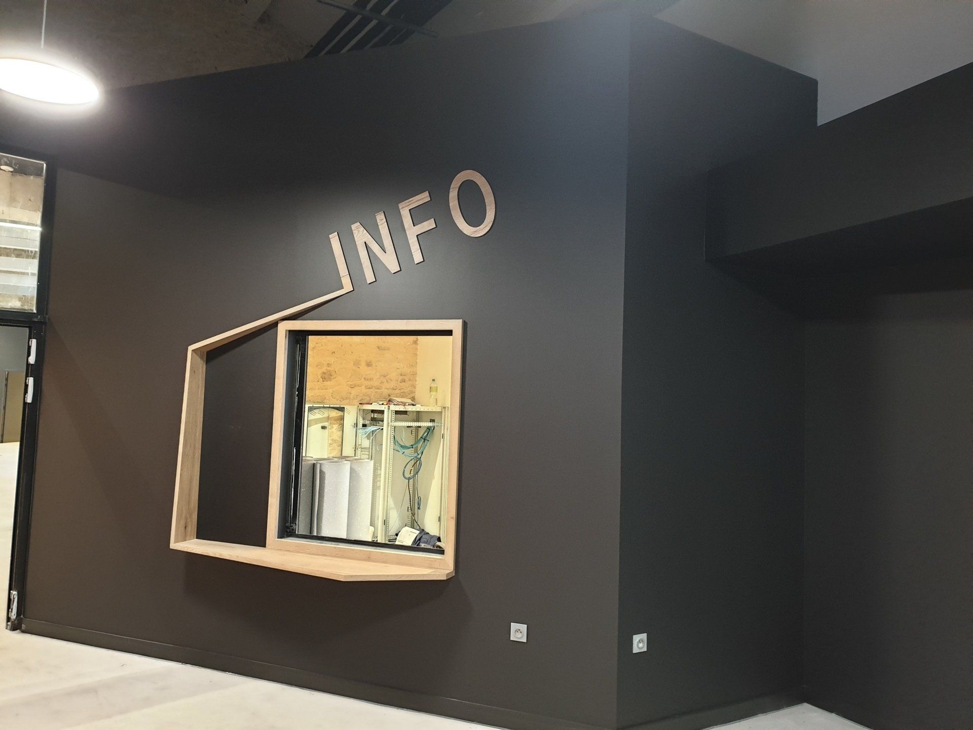 kiosque d'informations en bois clair